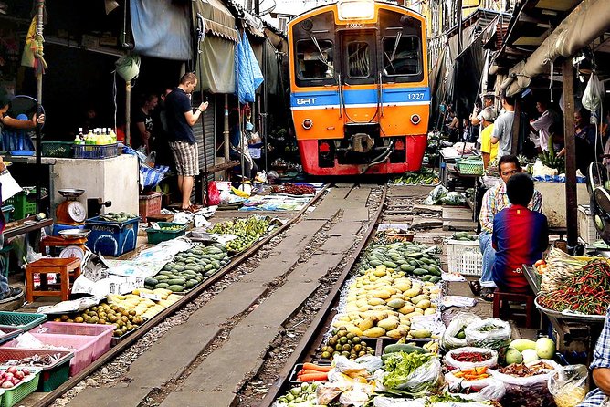 Famous Markets Tour: Maeklong Railway & Damnoen Saduak Floating - Why the two markets work well together