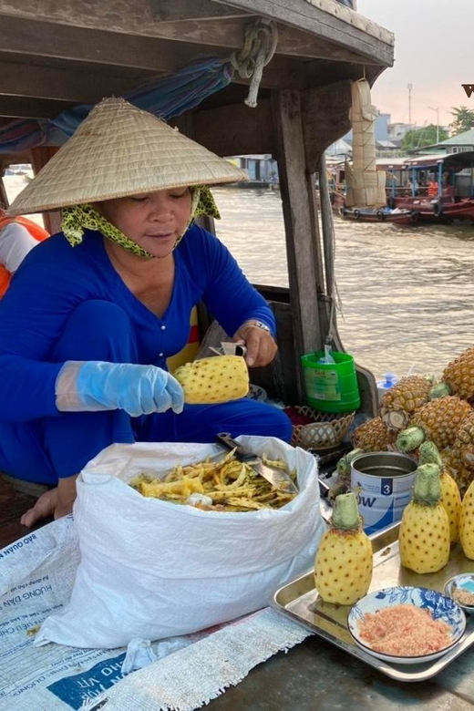 floating market boat trip everyday - Meeting the market by wooden boat