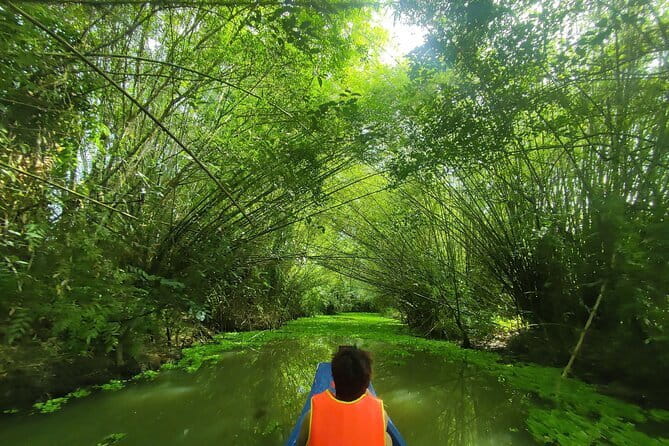 Floating Market & Hidden Canals – Small Group Morning Boat Tour - Browsing the Cai Rang land market