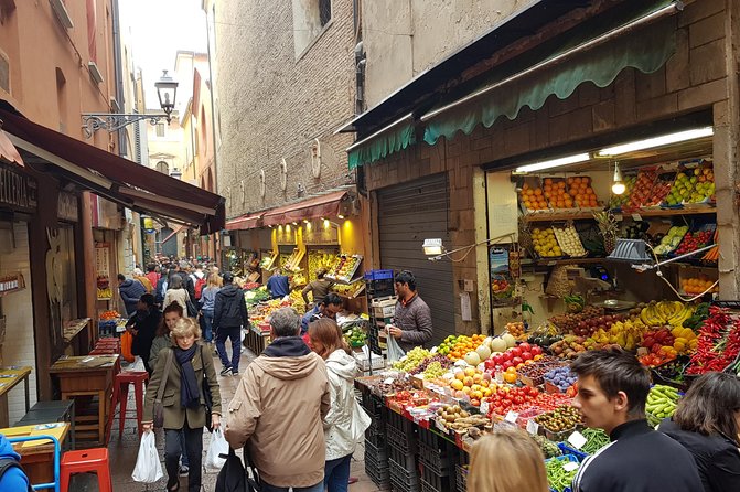 Food markets tour with a local! - The guide’s role makes the difference