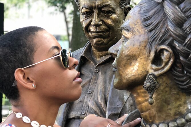 Frida Kahlo VIP [Museum Tickets Included] Walk, Markets & Churros - What the guide adds to the day