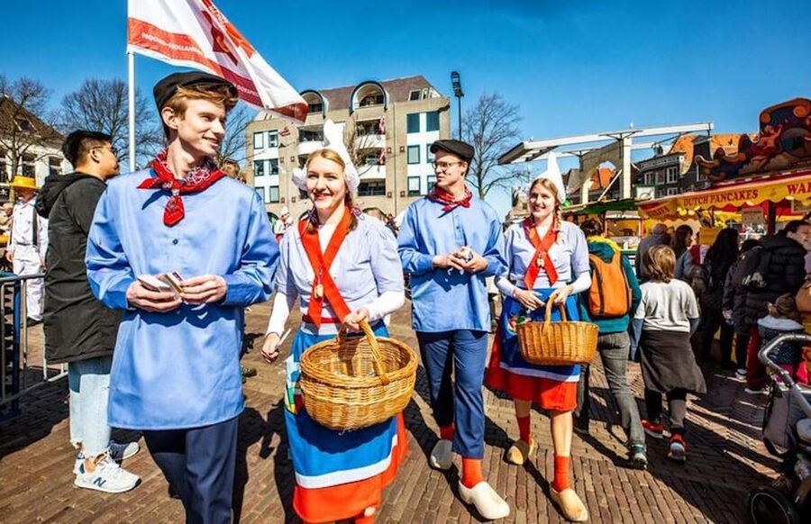 From Amsterdam; Alkmaar Cheese market & Zaanse Schans - Zaanse Schans in one hour