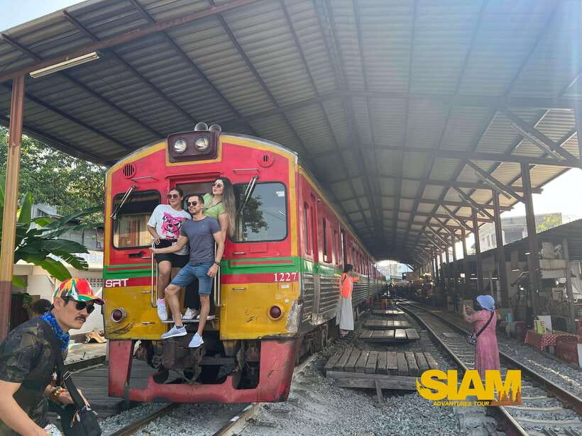 From Bangkok:Damnoen Floating Market and Railway Market Tour - A six-hour outing from central Bangkok
