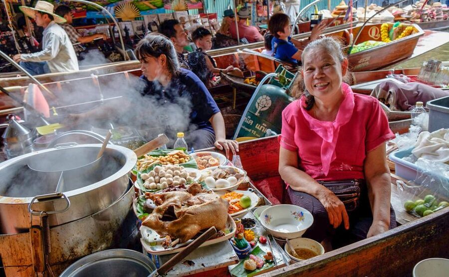 From Bangkok: Damnoen Saduak & Train Market Tour in Spanish - Maeklong Railway Market and the 11:10 AM train