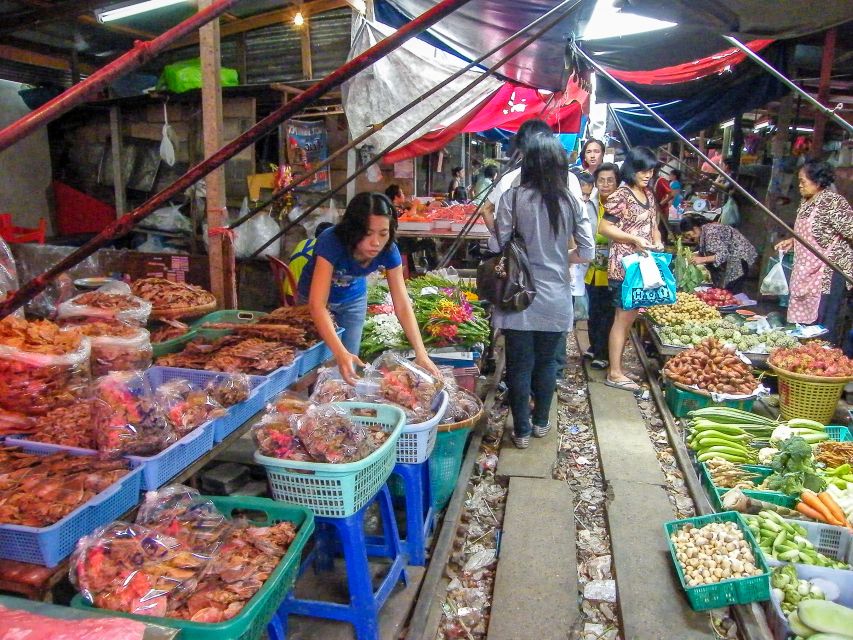 From Bangkok: Damnoen Saduak & Train Market Tour in Spanish - Shared or private: choosing the right format