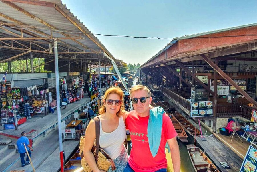 From Bangkok: Damnoen Saduak & Train Market Tour in Spanish - Approaching Damnoen Saduak by longtail boat