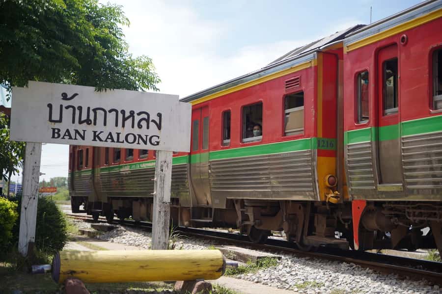From Bangkok: Floating Market and Ayutthaya Guided Day Tour - Maeklong Railway Market and the train that comes through the stalls