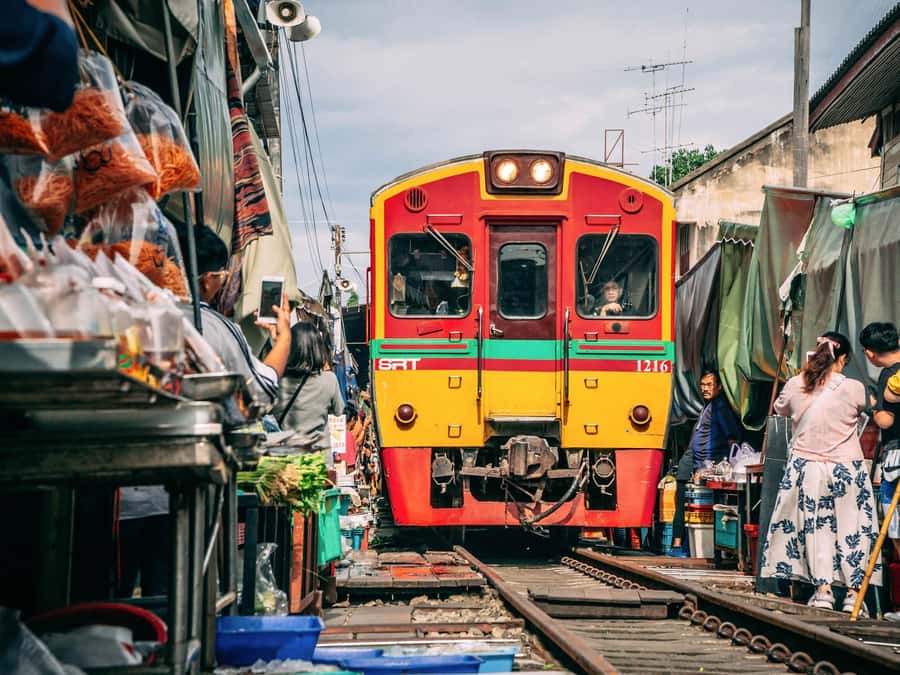 From Bangkok: Maeklong Railway and Floating Market Day Tour - Maeklong Railway Market and the few crucial minutes