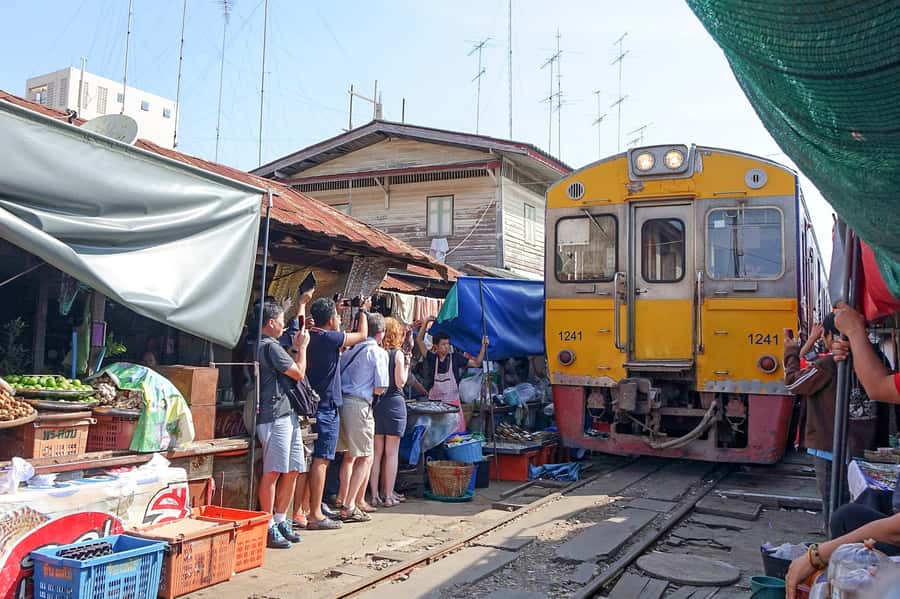 From Bangkok: Maeklong Railway and Floating Market Food Tour - Reaching Damnoen Saduak by longtail boat