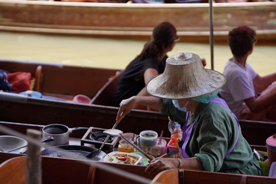 From Bangkok : Meklong Railway Market By Bus - How to make the day run better
