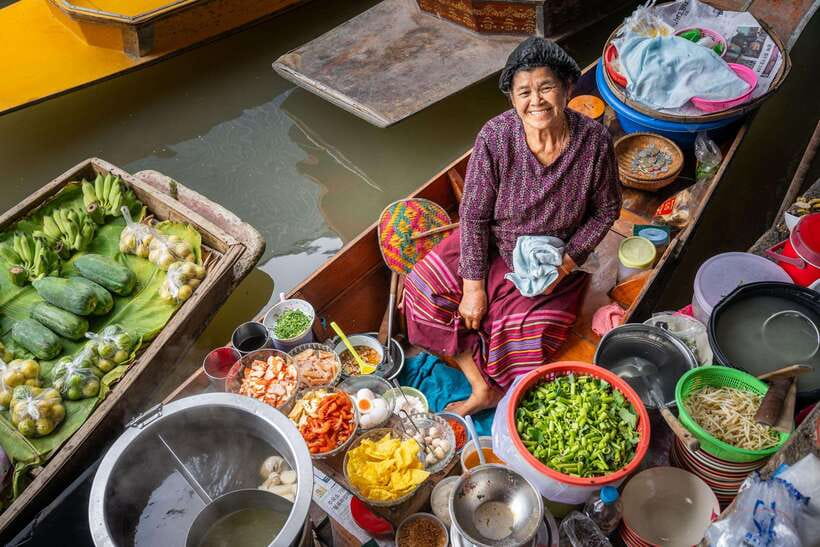 From Bangkok: Railway & Damnoen Saduak Floating Market Tour - Leaving Bangkok before the heat