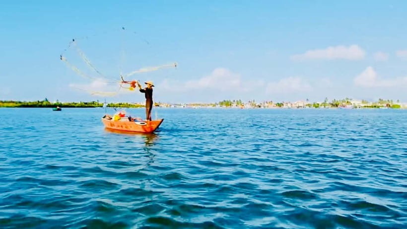 From Da Nang: Hoi An Old Town Tour, Night Market & Boat Ride - Local dinner before the lantern-lit evening