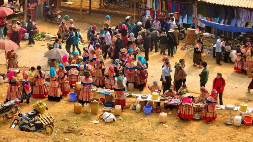 From Sapa: Bac Ha Sunday Market and Ethnic Villages Tour - The return route includes the border gate and temple