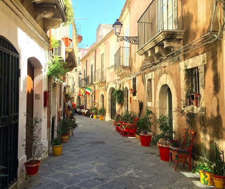 From Taormina: Syracuse Tour with lunch in Food Market - The Jewish District and 3,000 Years of Change