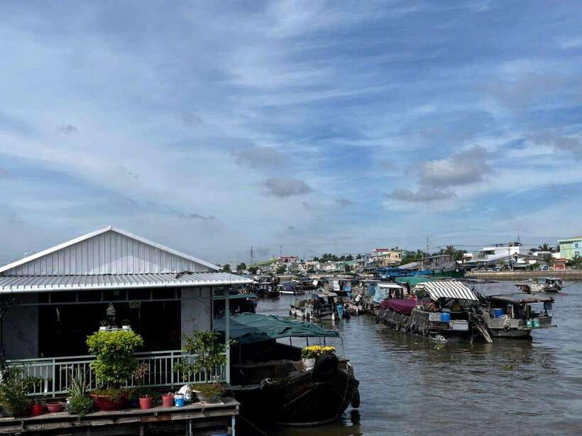 Ho Chi Minh: 1-Day Mekong Delta Tour-Floating Market & Islet - Cakes, pop rice, and the flying menu
