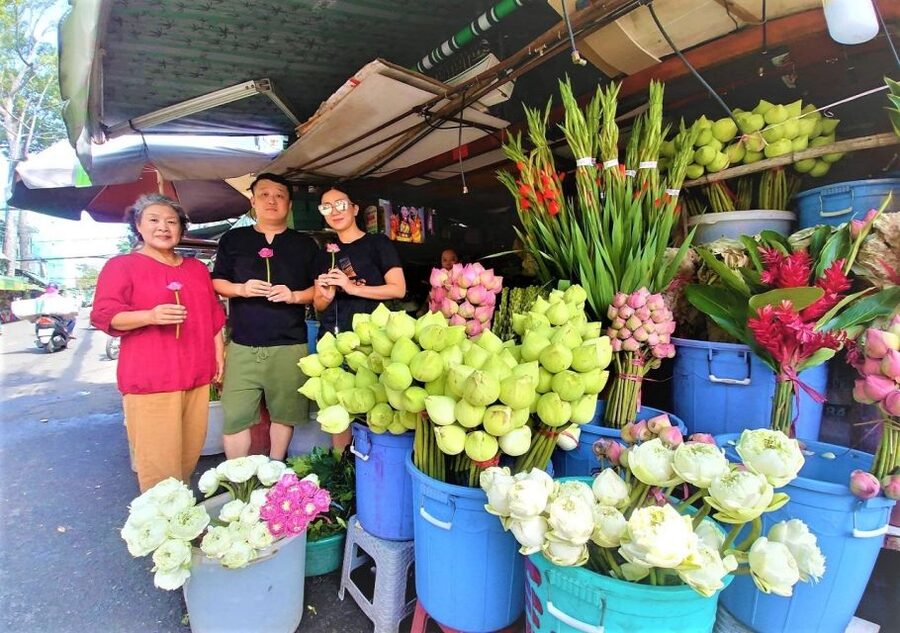 Ho Chi Minh City: Saigon Morning Markets Tour by Motorbike - Food, flowers, and the early market rush