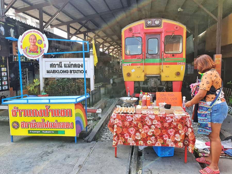 Hua Hin: Maeklong Railway & Amphawa Floating Markets Tour - What the Amphawa boat ride really includes