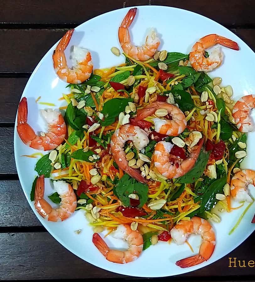 Hue Cooking Class with local-Visit market, cook local food - Starting at the market with Anh
