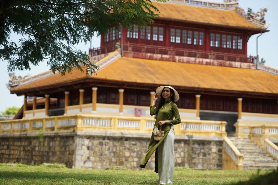 Hue:Deluxe Walking tour to Imperial City and Dong Ba Market - From royal history to Dong Ba Market at 11:00