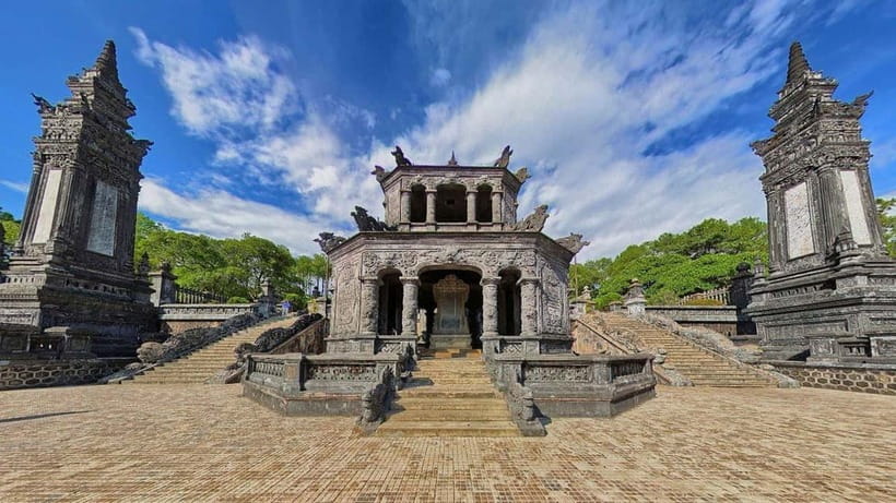 Hue: Dragon Boat Cruise, Imperial Citadel, & Market Day Trip - Walking through the Imperial Citadel