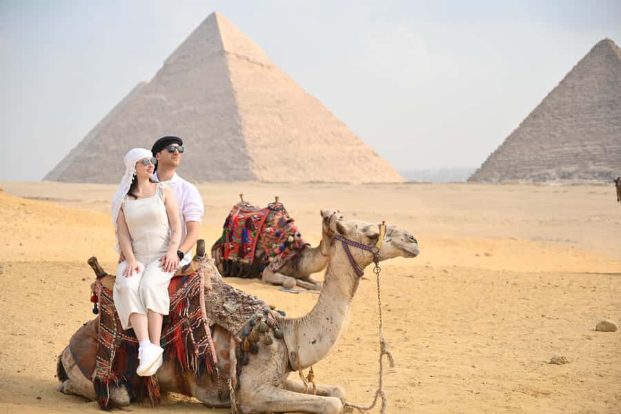 Hurghada: Giza Pyramids, Sphinx, Museum & Old Souq Day Trip - Meeting the Sphinx and entering the Valley Temple