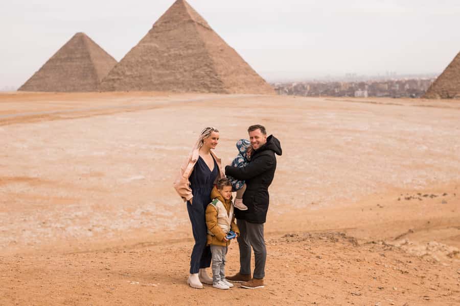 Hurghada: Giza Pyramids, Sphinx, Museum & Old Souq Day Trip - What the guide adds to the day
