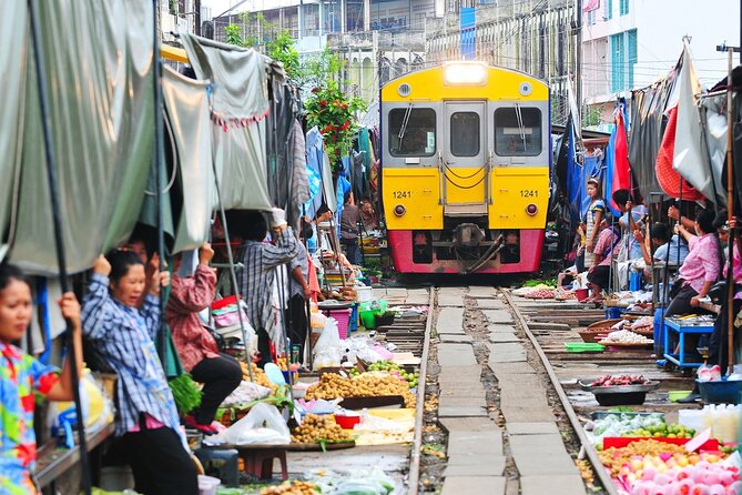Iconic Markets: Damnoen & Train Market Explore - The return to Bangkok