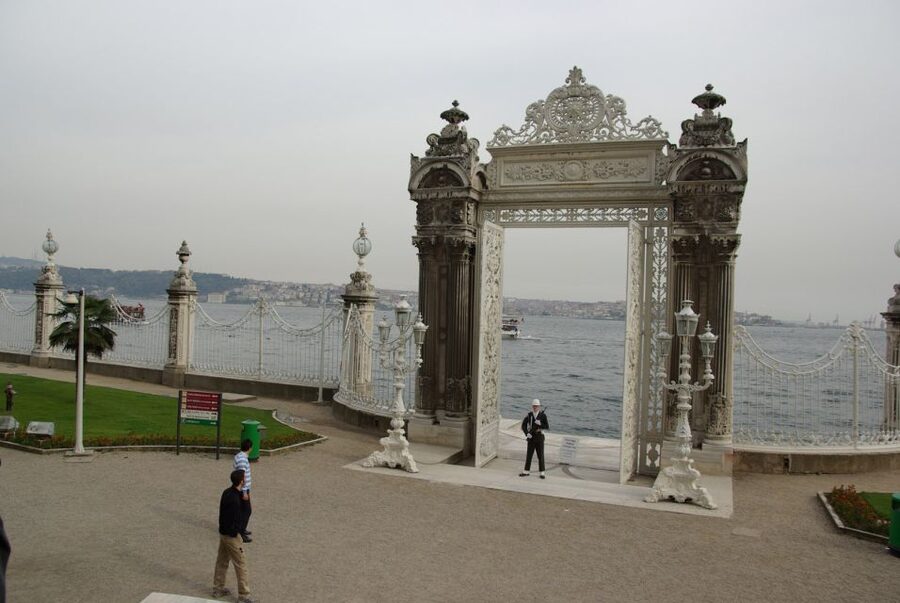 Istanbul: Dolmabahce Palace and Grand Bazaar Tour - Guide quality can shape the whole morning