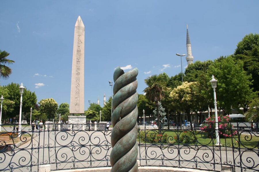 İstanbul: Full-Day Tour with Grand Bazaar - What the luxury vehicle adds