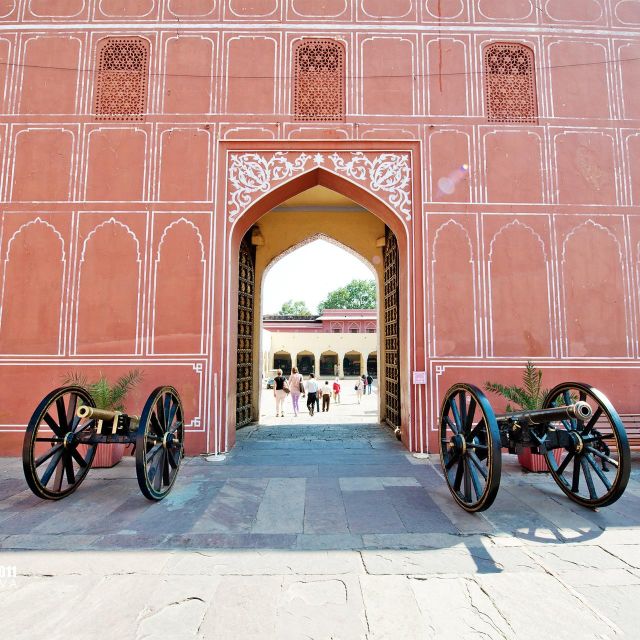 Jaipur: Half-Day Guided Sightseeing Tour with Flower Market - City Palace and Jantar Mantar deserve your attention