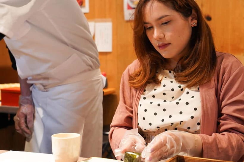 Kanazawa: Sushi Making Experience at Oumicho Market - Making five nigiri pieces by hand