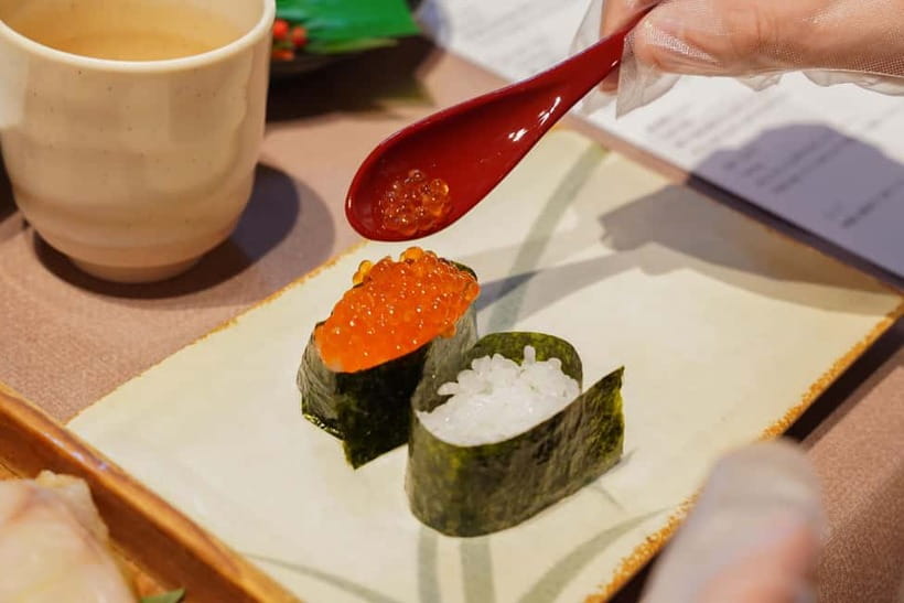 Kanazawa: Sushi Making Experience at Oumicho Market - Rolling one sushi roll