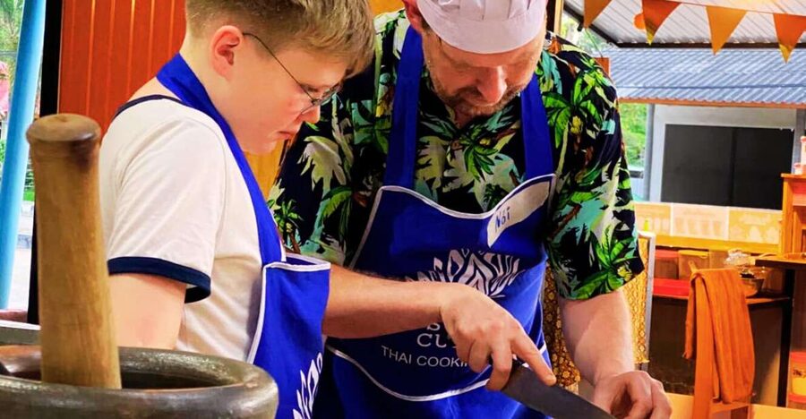 Ko Lanta: Thai Cooking Class with Market Tour and Dinner - A market visit before the cooking begins