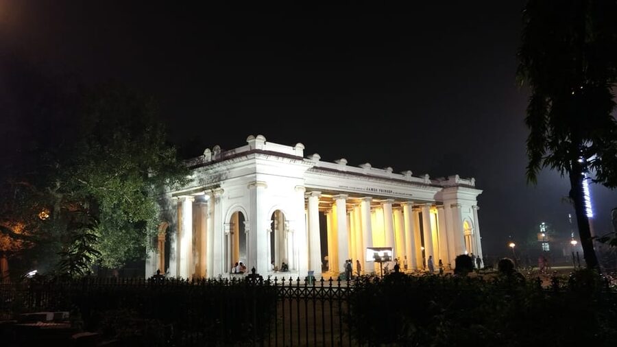 Kolkata: Half-Day Morning Tour w/ Flower Market - A riverside tea stop at Prinsep Ghat