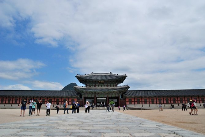 Korean Palace and Market Tour in Seoul Including Insadong and Gyeongbokgung Palace - The ginseng-center stop and included Korean lunch