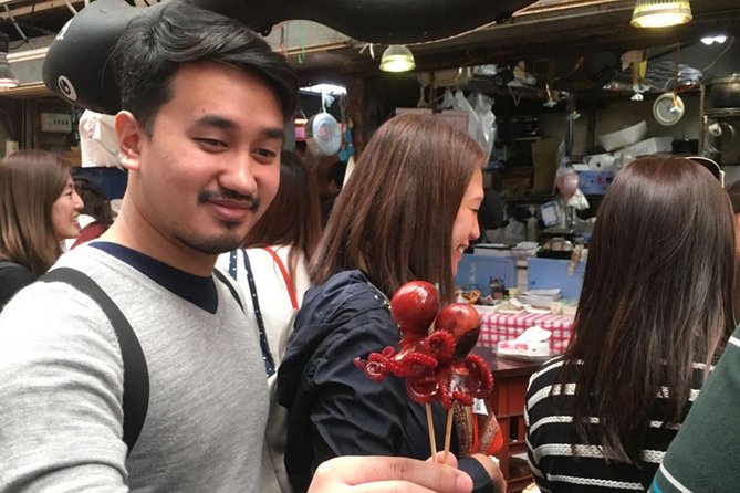 Kuromon Market Food Walking Tour in Osaka (6 stops, 6 tastes) - Kuromon Market gives Osaka food a proper setting