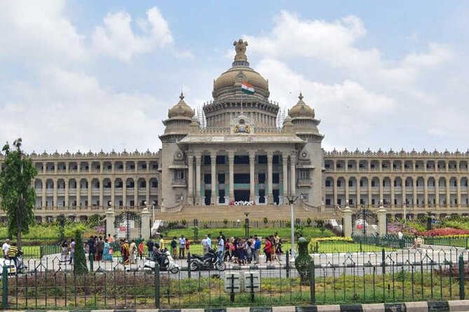 Lalbagh+Bull Temple+Tipu Palace+Market+Lunch=Bangalore City Tour - Bangalore in one day, from boiled beans to Silicon Valley