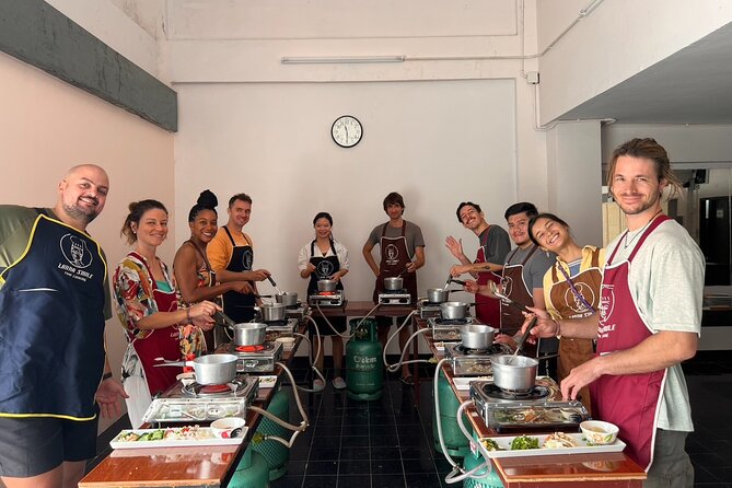 Lanna Smile Thai Cooking Class in Chiang Mai with Market tour - A market lesson before the cooking begins