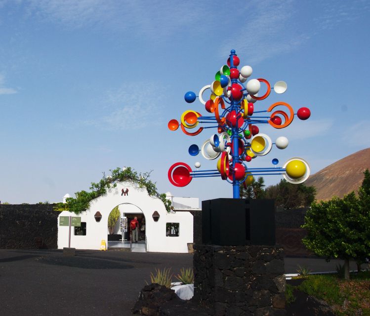 Lanzarote: César Manrique & Teguise Market from Cruise Port - The cruise-port meeting point needs special attention