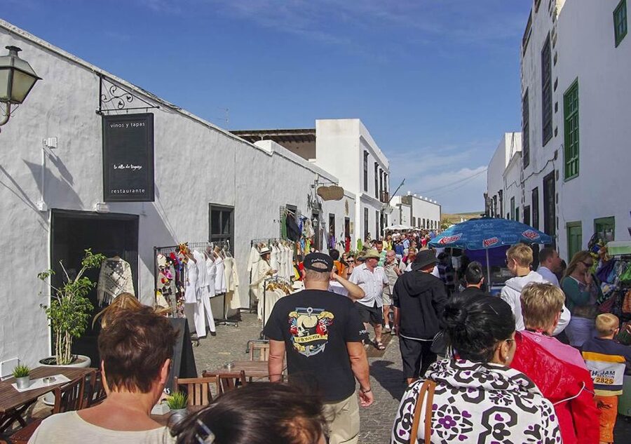 Lanzarote: Teguise Handicraft Market and La Graciosa Island - Why this day works so well