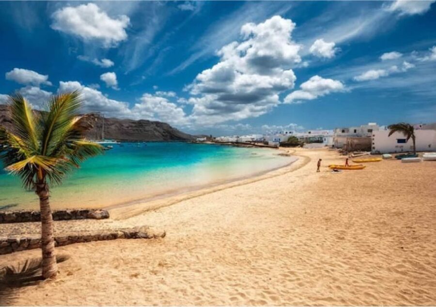 Lanzarote: Teguise Handicraft Market and La Graciosa Island - What the $77 price really includes