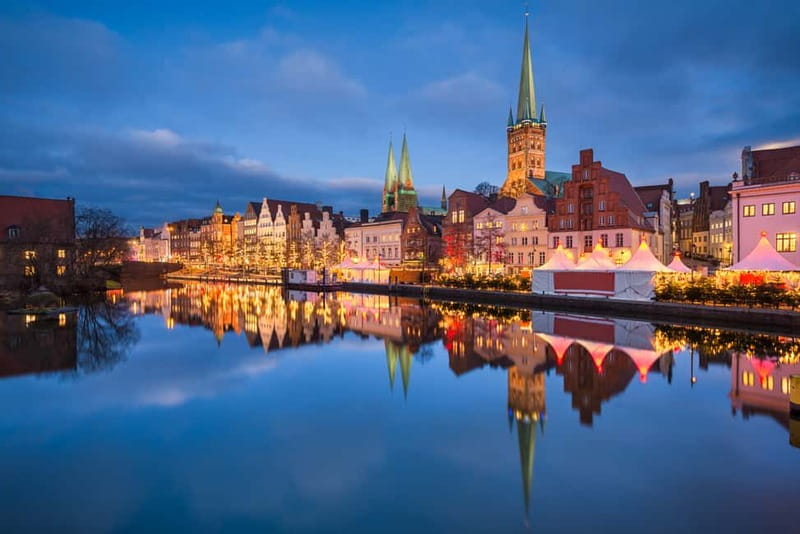 Lübeck: Christmas Market and Historical City Tour - The St. Petri craftsman market