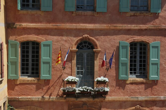 Luberon Market & Villages Day Trip from Aix-en-Provence - Fontaine de Vaucluse and the river setting
