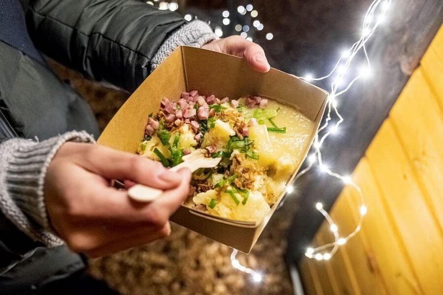 Luxembourg: Christmas Market Food Tour with Tastings - What three hours outdoors really means