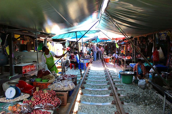 Maeklong & Damnoen Saduak Markets: Railway & Floating Market Tour - Crowds, noise, and the tourist factor