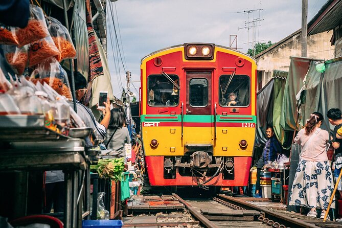 Maeklong Railway & Damnoen Saduak Floating Market Tour – Full Day - Arriving by longtail boat at Damnoen Saduak