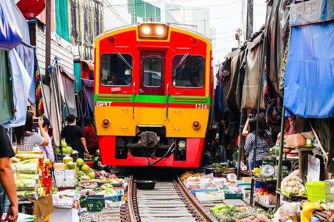 Maeklong Railway Market and Damnoen Saduak Floating Market Tour From Bangkok - The Damnoen Saduak boat ride