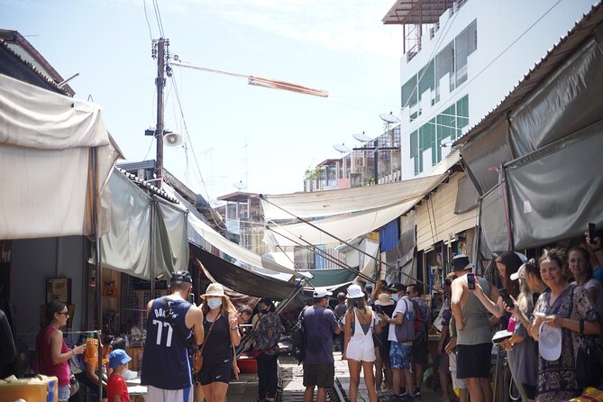 Maeklong Railway Market and Floating Market - The guides and the value of keeping on schedule
