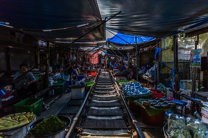 Maeklong Railway, Sugar Palm Factory & Floating Market - Who will get the most from this experience