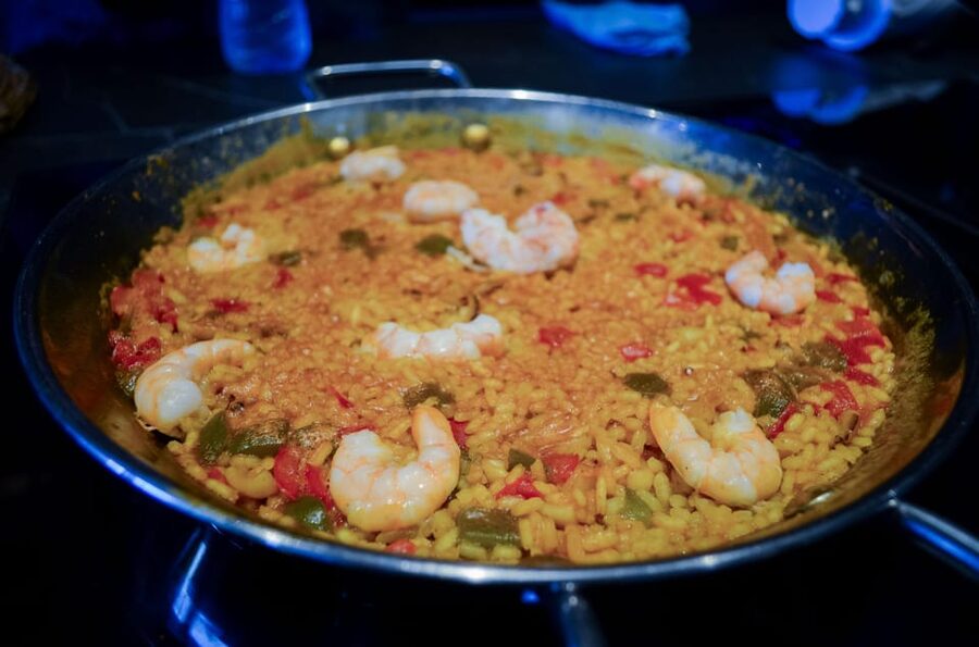 Málaga: Paella and Sangria Cooking Class with Market Visit - Making gazpacho and paella by hand